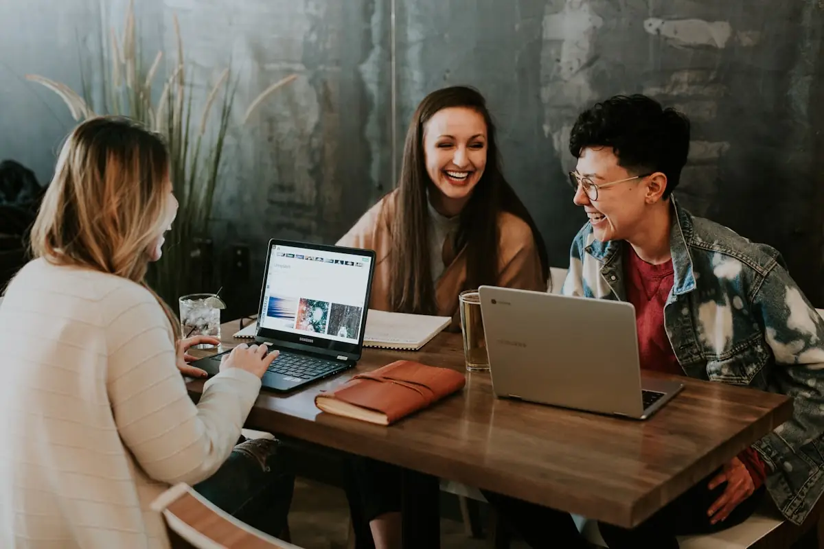 Équipe de développement au travail sur des ordinateurs portables