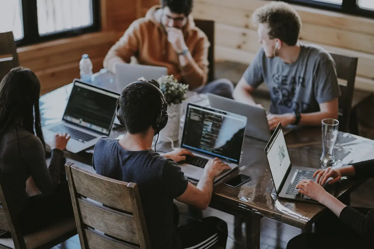 Équipe de développeurs en séance de travail