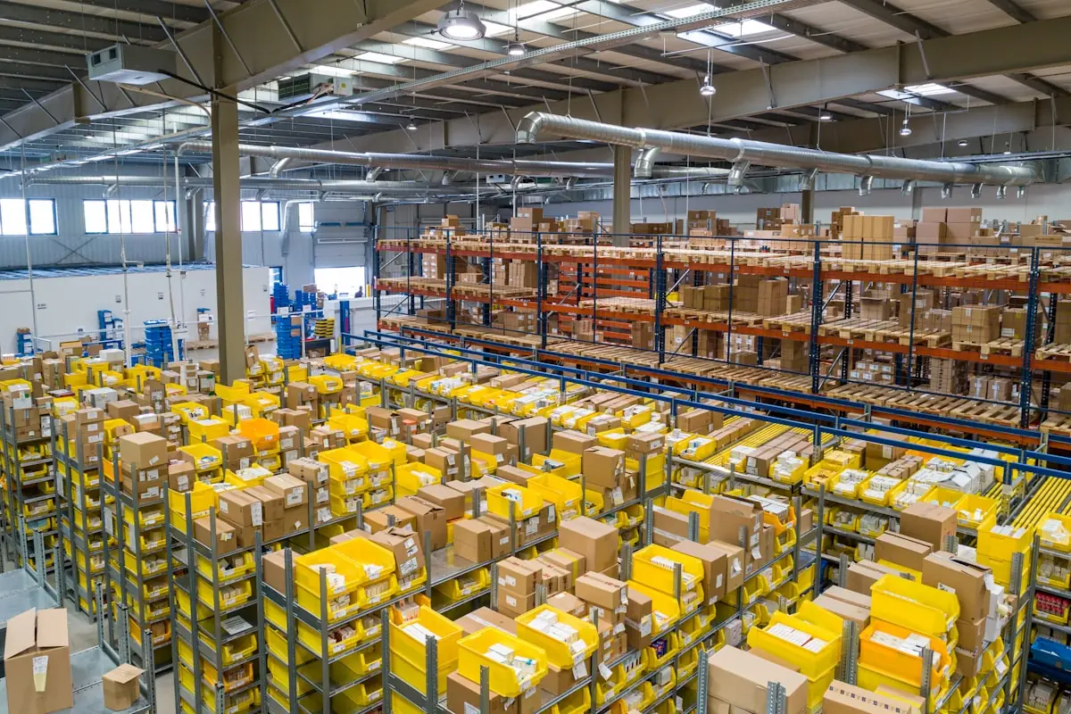 Entrepôt de distribution avec rayonnages et inventaire