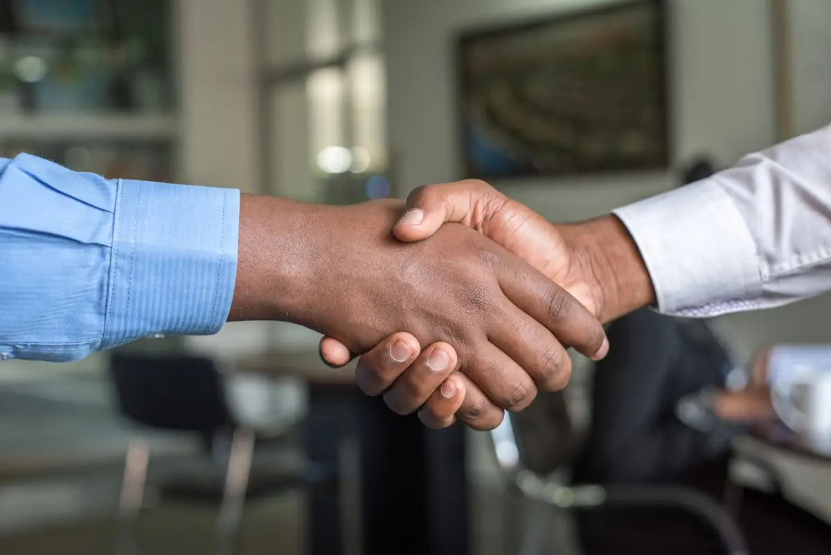 Poignée de main entre partenaires d'affaires