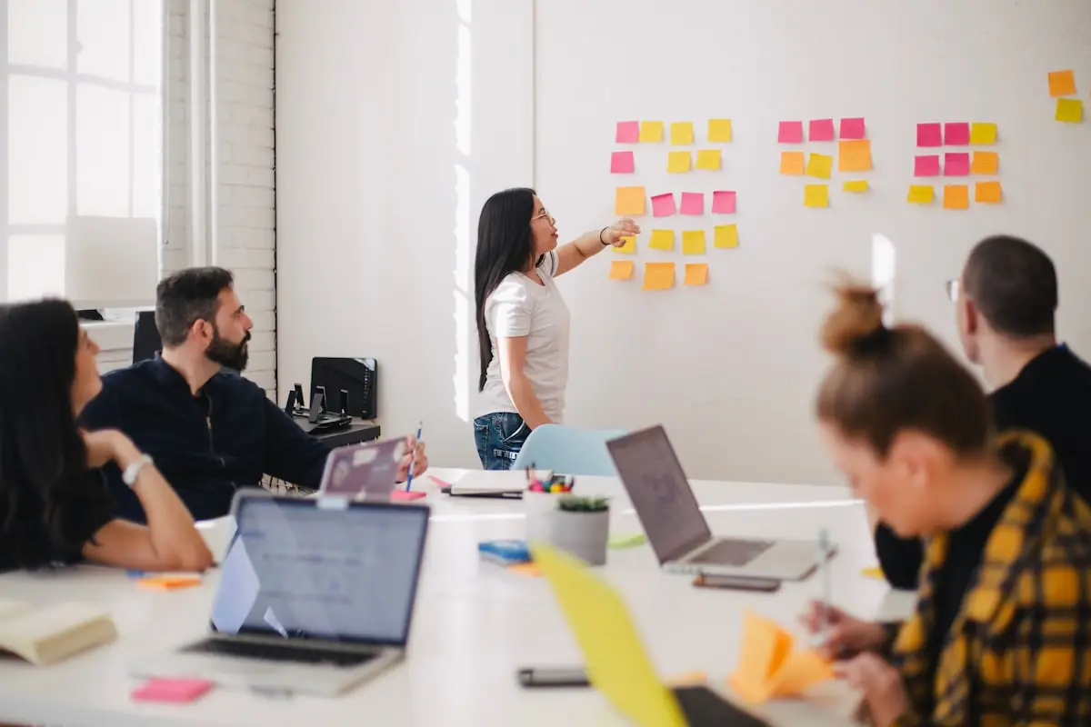 Atelier de cartographie des processus avec notes autocollantes