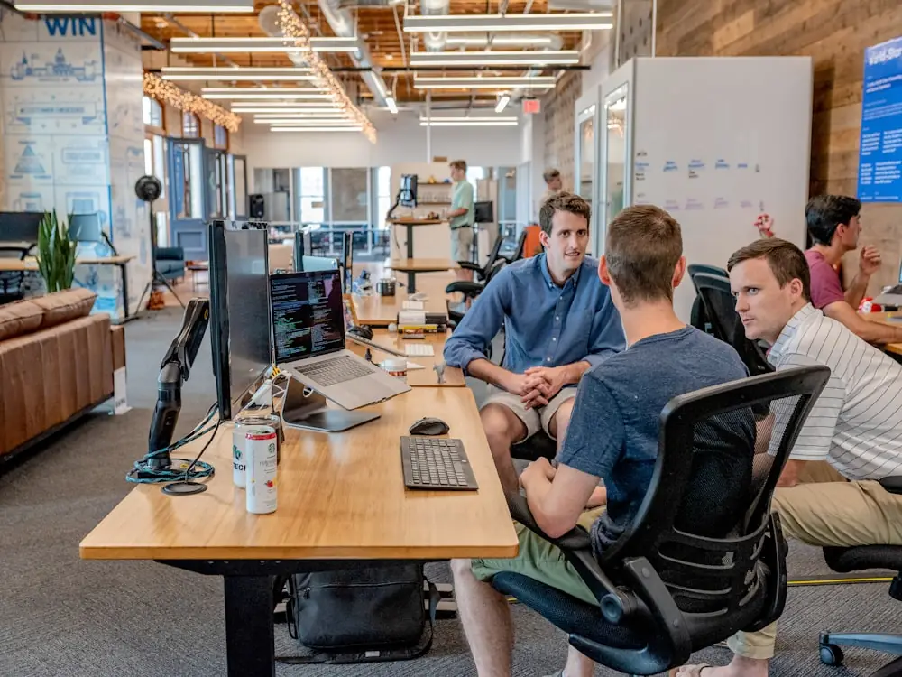 Rencontre client dans un bureau à aire ouverte